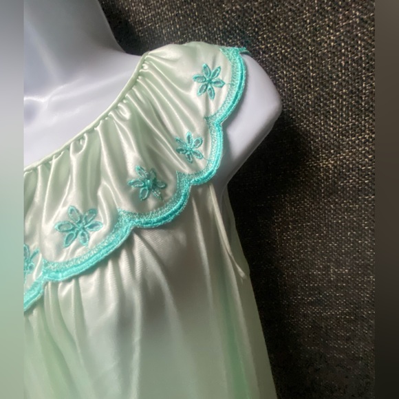 JC Penney Embroidered Gown Housecoat Set - Picture 7 of 16